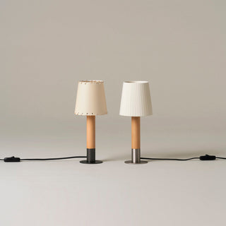 Santa Cole Tischlampe | Basica Minima - Tischlampe - Santa Cole - genähtes beiges Pergament & Bronze Sockel -