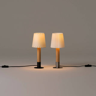 Santa Cole Tischlampe | Basica Minima - Tischlampe - Santa Cole - genähtes beiges Pergament & Bronze Sockel -
