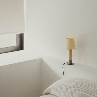 Santa Cole Tischlampe | Basica Minima - Tischlampe - Santa Cole - genähtes beiges Pergament & Bronze Sockel -
