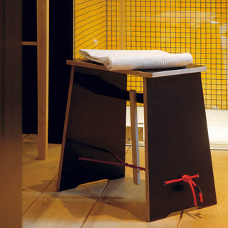 Strammer Max Hocker - Hocker - Nils Holger Moormann - Schwarz - Rot